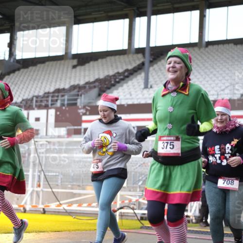 07.12.2025 - St. Pauli X-Mass-Run No. 15 Patografie http://msf.ph/oto/9368672 07.12.2025 11:13:53 Ziel 274, 375, 425, 475, 708 meine-sportfotos.de