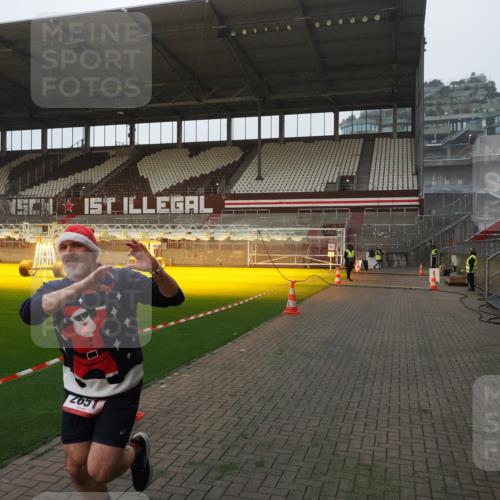 07.12.2025 - St. Pauli X-Mass-Run No. 15 Fabian Wolf http://msf.ph/oto/9368677 07.12.2025 09:54:01 Ziel 1598, 2651, 4061, 4062 meine-sportfotos.de