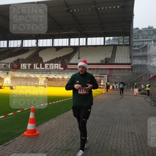 07.12.2025 - St. Pauli X-Mass-Run No. 15 Fabian Wolf http://msf.ph/oto/9368697 07.12.2025 09:54:20 Ziel 1375, 2036, 2900, 3338 meine-sportfotos.de