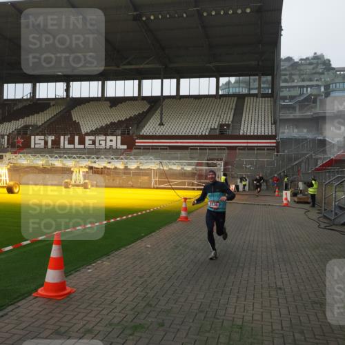 07.12.2025 - St. Pauli X-Mass-Run No. 15 Fabian Wolf http://msf.ph/oto/9368703 07.12.2025 09:54:23 Ziel 1375, 2036, 2900, 3338 meine-sportfotos.de