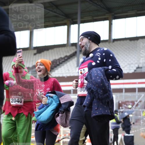 07.12.2025 - St. Pauli X-Mass-Run No. 15 Patografie http://msf.ph/oto/9368717 07.12.2025 11:14:35 Ziel 525, 922, 1776, 1778, 1798, 1804, 1805, 1806, 1807, 2040, 2211, 4010 meine-sportfotos.de