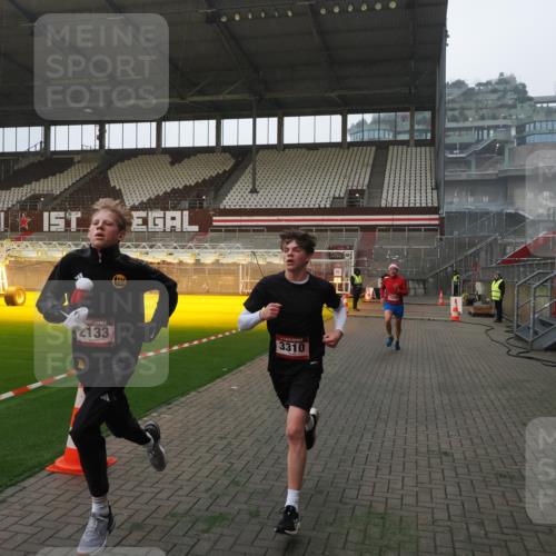 07.12.2025 - St. Pauli X-Mass-Run No. 15 Fabian Wolf http://msf.ph/oto/9368722 07.12.2025 09:54:29 Ziel 1375, 2036, 2133, 2209, 3310 meine-sportfotos.de