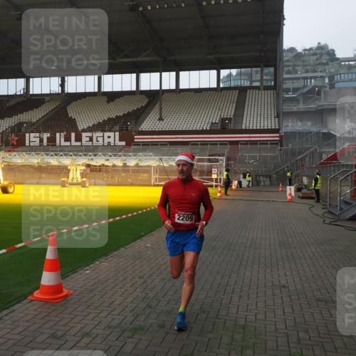 07.12.2025 - St. Pauli X-Mass-Run No. 15 Fabian Wolf http://msf.ph/oto/9368728 07.12.2025 09:54:30 Ziel 1375, 2036, 2133, 2209, 3310 meine-sportfotos.de
