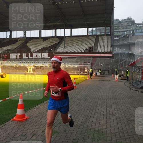 07.12.2025 - St. Pauli X-Mass-Run No. 15 Fabian Wolf http://msf.ph/oto/9368730 07.12.2025 09:54:31 Ziel 1375, 2036, 2133, 2209, 3310 meine-sportfotos.de