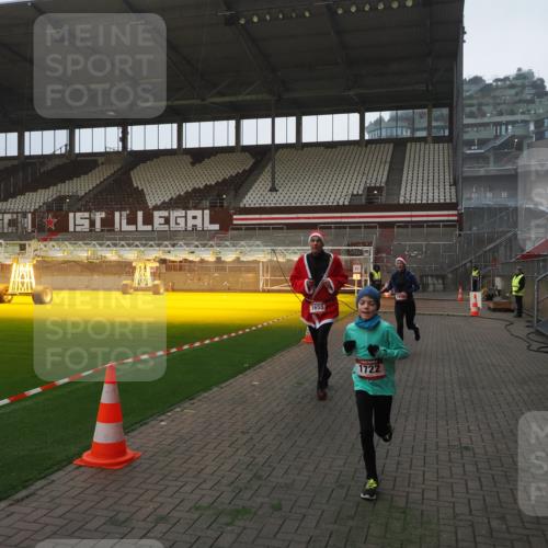 07.12.2025 - St. Pauli X-Mass-Run No. 15 Fabian Wolf http://msf.ph/oto/9368742 07.12.2025 09:54:46 Ziel 1649, 1655, 1722, 2209, 2703 meine-sportfotos.de