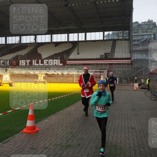 07.12.2025 - St. Pauli X-Mass-Run No. 15 Fabian Wolf http://msf.ph/oto/9368744 07.12.2025 09:54:46 Ziel 1649, 1655, 1722, 2209, 2703 meine-sportfotos.de