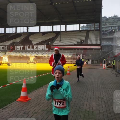 07.12.2025 - St. Pauli X-Mass-Run No. 15 Fabian Wolf http://msf.ph/oto/9368748 07.12.2025 09:54:47 Ziel 1649, 1655, 1722, 2703 meine-sportfotos.de