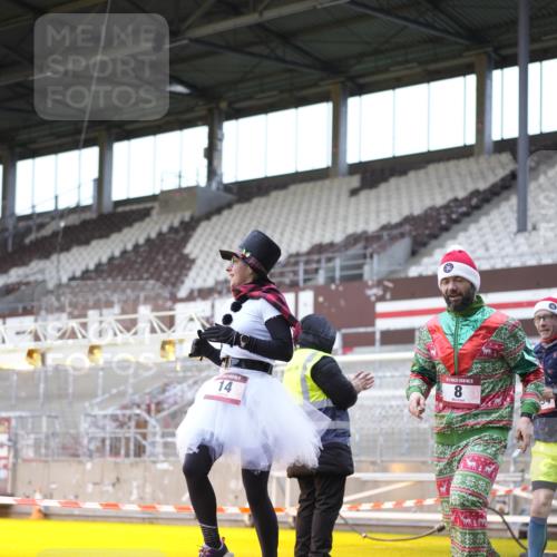 07.12.2025 - St. Pauli X-Mass-Run No. 15 Patografie http://msf.ph/oto/9368753 07.12.2025 11:15:42 Ziel 8, 14, 372, 2194 meine-sportfotos.de