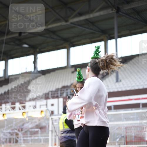 07.12.2025 - St. Pauli X-Mass-Run No. 15 Patografie http://msf.ph/oto/9368775 07.12.2025 11:16:04 Ziel 1800, 1802, 1821, 1825, 2195, 2464, 3241, 3256, 3326 meine-sportfotos.de