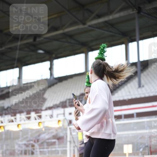 07.12.2025 - St. Pauli X-Mass-Run No. 15 Patografie http://msf.ph/oto/9368777 07.12.2025 11:16:04 Ziel 1800, 1802, 1821, 1825, 2195, 2464, 3241, 3256, 3326 meine-sportfotos.de