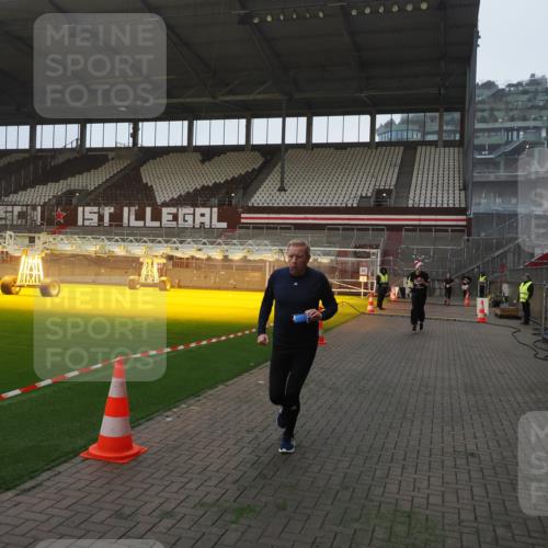 07.12.2025 - St. Pauli X-Mass-Run No. 15 Fabian Wolf http://msf.ph/oto/9368780 07.12.2025 09:55:09 Ziel 4087, 4088 meine-sportfotos.de