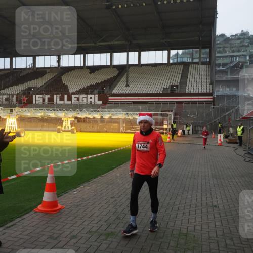 07.12.2025 - St. Pauli X-Mass-Run No. 15 Fabian Wolf http://msf.ph/oto/9368827 07.12.2025 09:55:43 Ziel 1744, 3398 meine-sportfotos.de