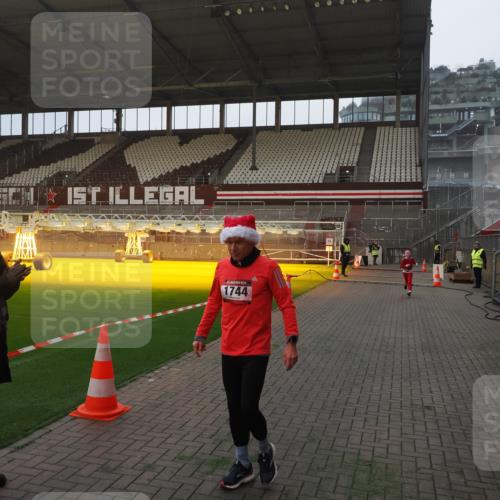 07.12.2025 - St. Pauli X-Mass-Run No. 15 Fabian Wolf http://msf.ph/oto/9368829 07.12.2025 09:55:44 Ziel 1744, 3398 meine-sportfotos.de