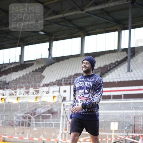 07.12.2025 - St. Pauli X-Mass-Run No. 15 Patografie http://msf.ph/oto/9368853 07.12.2025 11:17:44 Ziel 845, 2915, 4627 meine-sportfotos.de