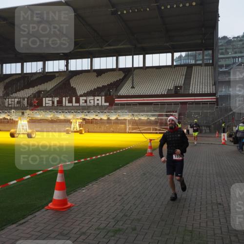 07.12.2025 - St. Pauli X-Mass-Run No. 15 Fabian Wolf http://msf.ph/oto/9368871 07.12.2025 09:56:11 Ziel 1483, 1530 meine-sportfotos.de