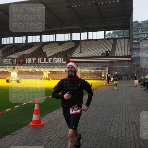 07.12.2025 - St. Pauli X-Mass-Run No. 15 Fabian Wolf http://msf.ph/oto/9368880 07.12.2025 09:56:11 Ziel 1483, 1530 meine-sportfotos.de
