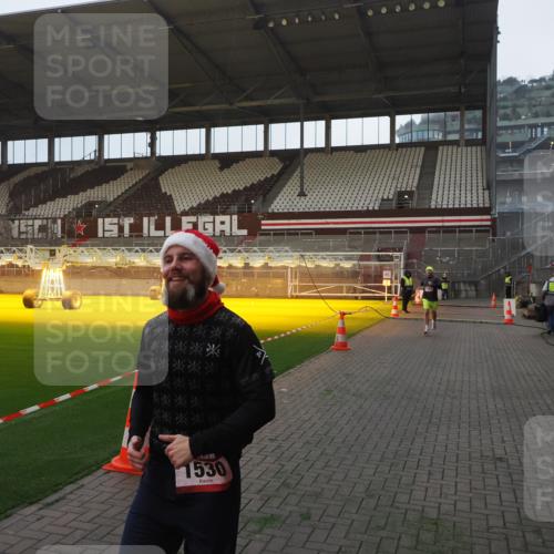 07.12.2025 - St. Pauli X-Mass-Run No. 15 Fabian Wolf http://msf.ph/oto/9368882 07.12.2025 09:56:12 Ziel 1483, 1530 meine-sportfotos.de