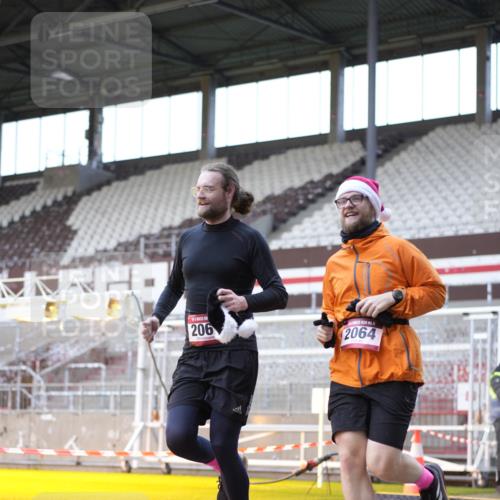 07.12.2025 - St. Pauli X-Mass-Run No. 15 Patografie http://msf.ph/oto/9368913 07.12.2025 11:18:50 Ziel 1109, 1322, 2064, 2067 meine-sportfotos.de