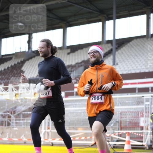 07.12.2025 - St. Pauli X-Mass-Run No. 15 Patografie http://msf.ph/oto/9368915 07.12.2025 11:18:50 Ziel 1109, 1322, 2064, 2067 meine-sportfotos.de