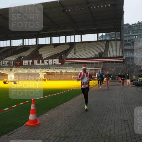 07.12.2025 - St. Pauli X-Mass-Run No. 15 Fabian Wolf http://msf.ph/oto/9368941 07.12.2025 09:56:42 Ziel 198, 662, 1165, 3255, 4208, 4209 meine-sportfotos.de