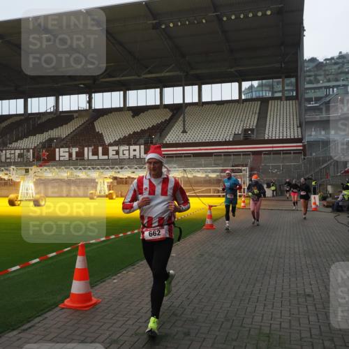 07.12.2025 - St. Pauli X-Mass-Run No. 15 Fabian Wolf http://msf.ph/oto/9368951 07.12.2025 09:56:42 Ziel 198, 662, 1165, 3255, 4208, 4209 meine-sportfotos.de