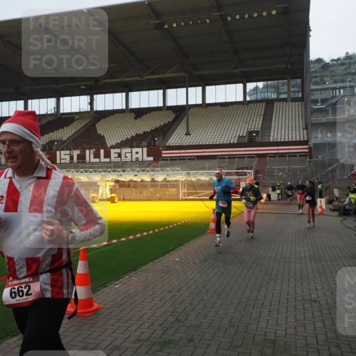 07.12.2025 - St. Pauli X-Mass-Run No. 15 Fabian Wolf http://msf.ph/oto/9368957 07.12.2025 09:56:43 Ziel 198, 662, 1165, 3255, 4208, 4209 meine-sportfotos.de
