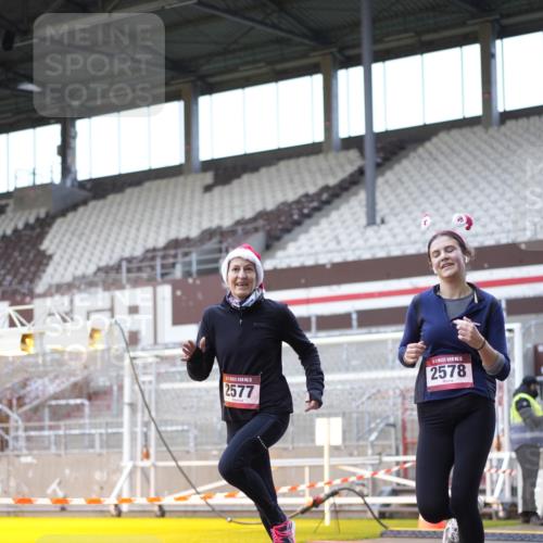 07.12.2025 - St. Pauli X-Mass-Run No. 15 Patografie http://msf.ph/oto/9368998 07.12.2025 11:20:06 Ziel 2577, 2578, 3170, 3324 meine-sportfotos.de