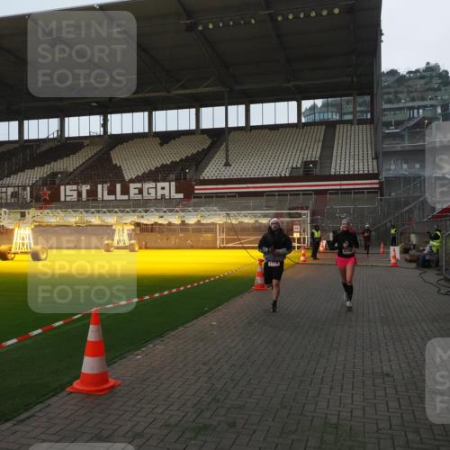 07.12.2025 - St. Pauli X-Mass-Run No. 15 Fabian Wolf http://msf.ph/oto/9369007 07.12.2025 09:56:49 Ziel 198, 497, 662, 1116, 1165, 4208, 4209 meine-sportfotos.de