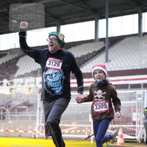07.12.2025 - St. Pauli X-Mass-Run No. 15 Patografie http://msf.ph/oto/9369011 07.12.2025 11:20:19 Ziel 2577, 2578, 3129, 3157, 3309, 4637 meine-sportfotos.de