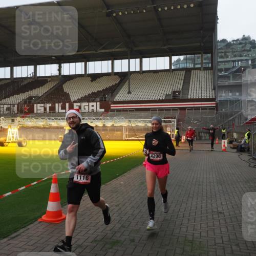 07.12.2025 - St. Pauli X-Mass-Run No. 15 Fabian Wolf http://msf.ph/oto/9369027 07.12.2025 09:56:51 Ziel 198, 497, 662, 1116, 1165, 2861, 4208, 4209 meine-sportfotos.de