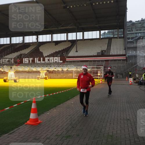 07.12.2025 - St. Pauli X-Mass-Run No. 15 Fabian Wolf http://msf.ph/oto/9369047 07.12.2025 09:56:56 Ziel 198, 497, 662, 1116, 1165, 2861, 4208, 4209 meine-sportfotos.de