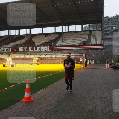 07.12.2025 - St. Pauli X-Mass-Run No. 15 Fabian Wolf http://msf.ph/oto/9369066 07.12.2025 09:56:58 Ziel 198, 497, 1116, 1165, 2861, 4208, 4209 meine-sportfotos.de