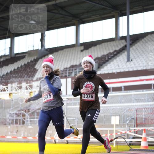 07.12.2025 - St. Pauli X-Mass-Run No. 15 Patografie http://msf.ph/oto/9369072 07.12.2025 11:21:07 Ziel 2375, 2376, 2854, 2867, 3135, 3220, 3283 meine-sportfotos.de