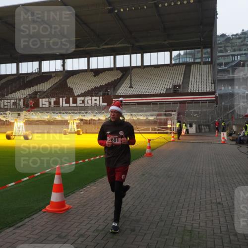 07.12.2025 - St. Pauli X-Mass-Run No. 15 Fabian Wolf http://msf.ph/oto/9369073 07.12.2025 09:56:58 Ziel 198, 497, 1116, 1165, 2861, 4208, 4209 meine-sportfotos.de