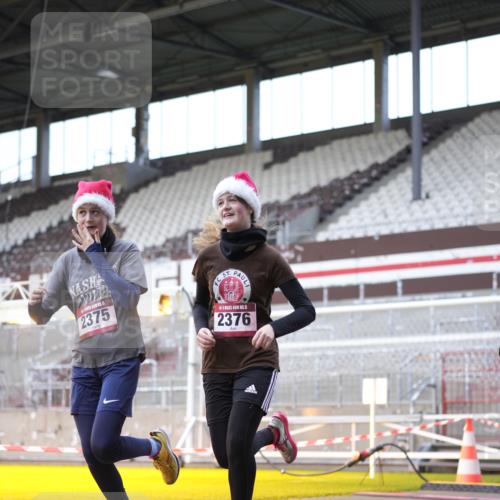 07.12.2025 - St. Pauli X-Mass-Run No. 15 Patografie http://msf.ph/oto/9369074 07.12.2025 11:21:07 Ziel 2375, 2376, 2854, 2867, 3135, 3220, 3283 meine-sportfotos.de
