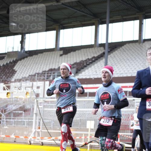 07.12.2025 - St. Pauli X-Mass-Run No. 15 Patografie http://msf.ph/oto/9369096 07.12.2025 11:21:20 Ziel 98, 105, 111, 232, 241, 1907, 2375, 2376, 2473, 2474, 2579, 2867, 3073, 3159, 3220, 3283 meine-sportfotos.de