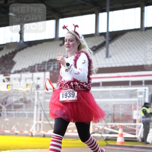 07.12.2025 - St. Pauli X-Mass-Run No. 15 Patografie http://msf.ph/oto/9369128 07.12.2025 11:21:36 Ziel 98, 105, 111, 241, 1549, 1902, 1907, 1939, 2033, 2197, 2473, 2474 meine-sportfotos.de