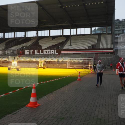 07.12.2025 - St. Pauli X-Mass-Run No. 15 Fabian Wolf http://msf.ph/oto/9369155 07.12.2025 09:57:34 Ziel 632, 1292, 1293, 1377, 1395, 2678 meine-sportfotos.de