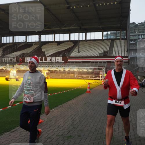 07.12.2025 - St. Pauli X-Mass-Run No. 15 Fabian Wolf http://msf.ph/oto/9369185 07.12.2025 09:57:39 Ziel 632, 1292, 1293, 1377, 1395, 2678, 2984 meine-sportfotos.de