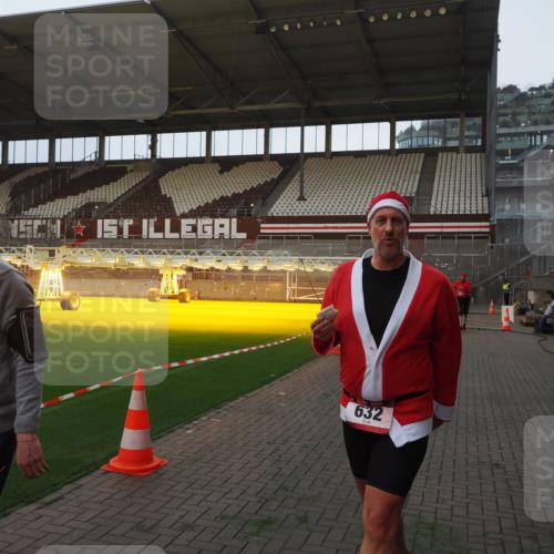 07.12.2025 - St. Pauli X-Mass-Run No. 15 Fabian Wolf http://msf.ph/oto/9369191 07.12.2025 09:57:39 Ziel 632, 1292, 1293, 1377, 1395, 2678, 2984 meine-sportfotos.de