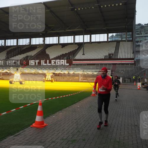 07.12.2025 - St. Pauli X-Mass-Run No. 15 Fabian Wolf http://msf.ph/oto/9369219 07.12.2025 09:57:44 Ziel 2678, 2984, 4030 meine-sportfotos.de