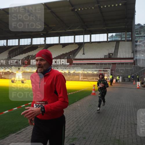 07.12.2025 - St. Pauli X-Mass-Run No. 15 Fabian Wolf http://msf.ph/oto/9369229 07.12.2025 09:57:45 Ziel 2678, 2984, 4030 meine-sportfotos.de