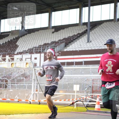 07.12.2025 - St. Pauli X-Mass-Run No. 15 Patografie http://msf.ph/oto/9369245 07.12.2025 11:23:31 Ziel 714, 2037, 2387, 2389, 2409, 3190, 3191, 3302, 4648 meine-sportfotos.de