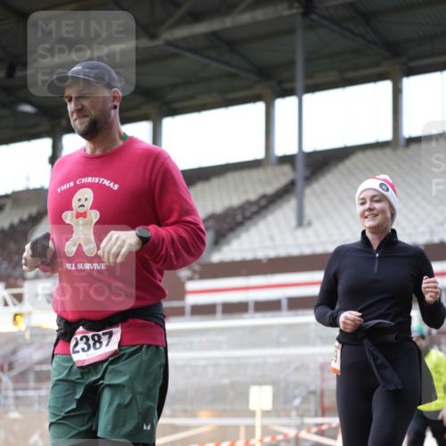 07.12.2025 - St. Pauli X-Mass-Run No. 15 Patografie http://msf.ph/oto/9369251 07.12.2025 11:23:32 Ziel 714, 2037, 2387, 2389, 2409, 3190, 3191, 3302, 4648 meine-sportfotos.de