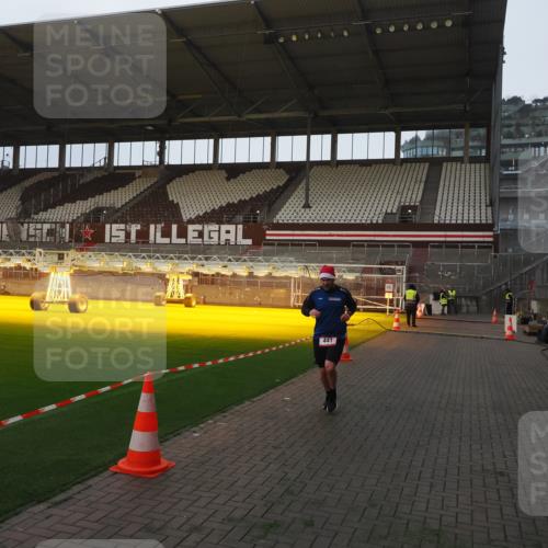 07.12.2025 - St. Pauli X-Mass-Run No. 15 Fabian Wolf http://msf.ph/oto/9369257 07.12.2025 09:57:55 Ziel 441, 2984, 4030 meine-sportfotos.de