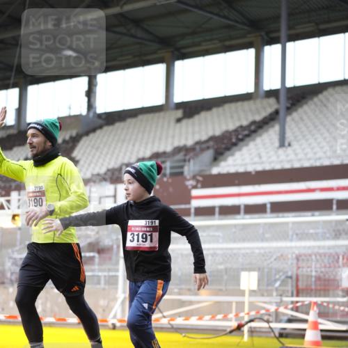07.12.2025 - St. Pauli X-Mass-Run No. 15 Patografie http://msf.ph/oto/9369258 07.12.2025 11:23:34 Ziel 2037, 2387, 2389, 2409, 3190, 3191, 3302, 4648 meine-sportfotos.de