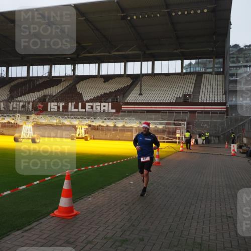 07.12.2025 - St. Pauli X-Mass-Run No. 15 Fabian Wolf http://msf.ph/oto/9369259 07.12.2025 09:57:56 Ziel 441, 2984, 4030 meine-sportfotos.de