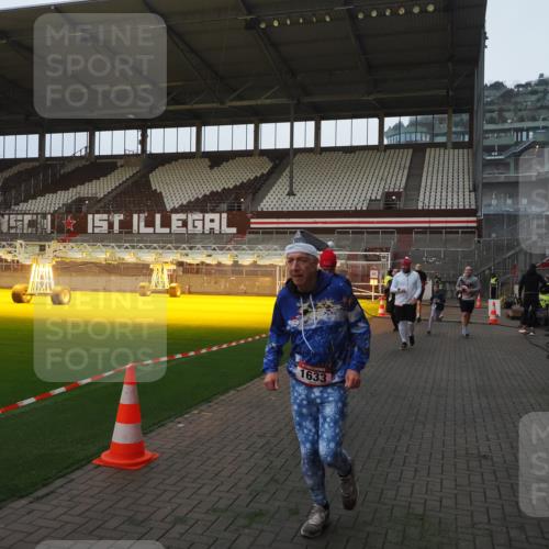 07.12.2025 - St. Pauli X-Mass-Run No. 15 Fabian Wolf http://msf.ph/oto/9369294 07.12.2025 09:58:20 Ziel 238, 261, 1173, 1633, 1774, 2205, 3405, 3515, 4206 meine-sportfotos.de
