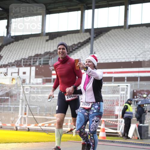 07.12.2025 - St. Pauli X-Mass-Run No. 15 Patografie http://msf.ph/oto/9369315 07.12.2025 11:24:16 Ziel 672, 1773, 2386, 2388, 2399, 2400, 2402, 2605, 2606, 2875, 2881, 4840, 4841 meine-sportfotos.de