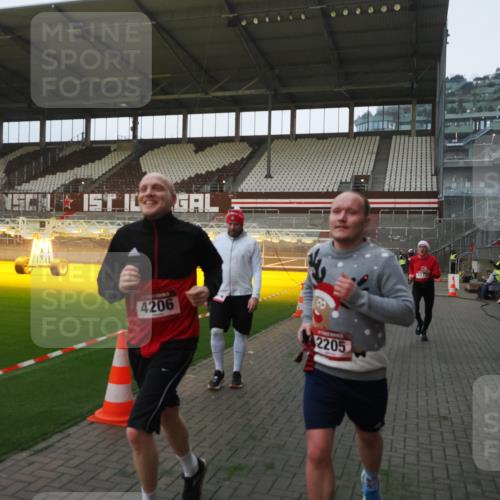 07.12.2025 - St. Pauli X-Mass-Run No. 15 Fabian Wolf http://msf.ph/oto/9369316 07.12.2025 09:58:24 Ziel 238, 261, 1173, 1633, 1774, 2205, 3515, 4031, 4206 meine-sportfotos.de